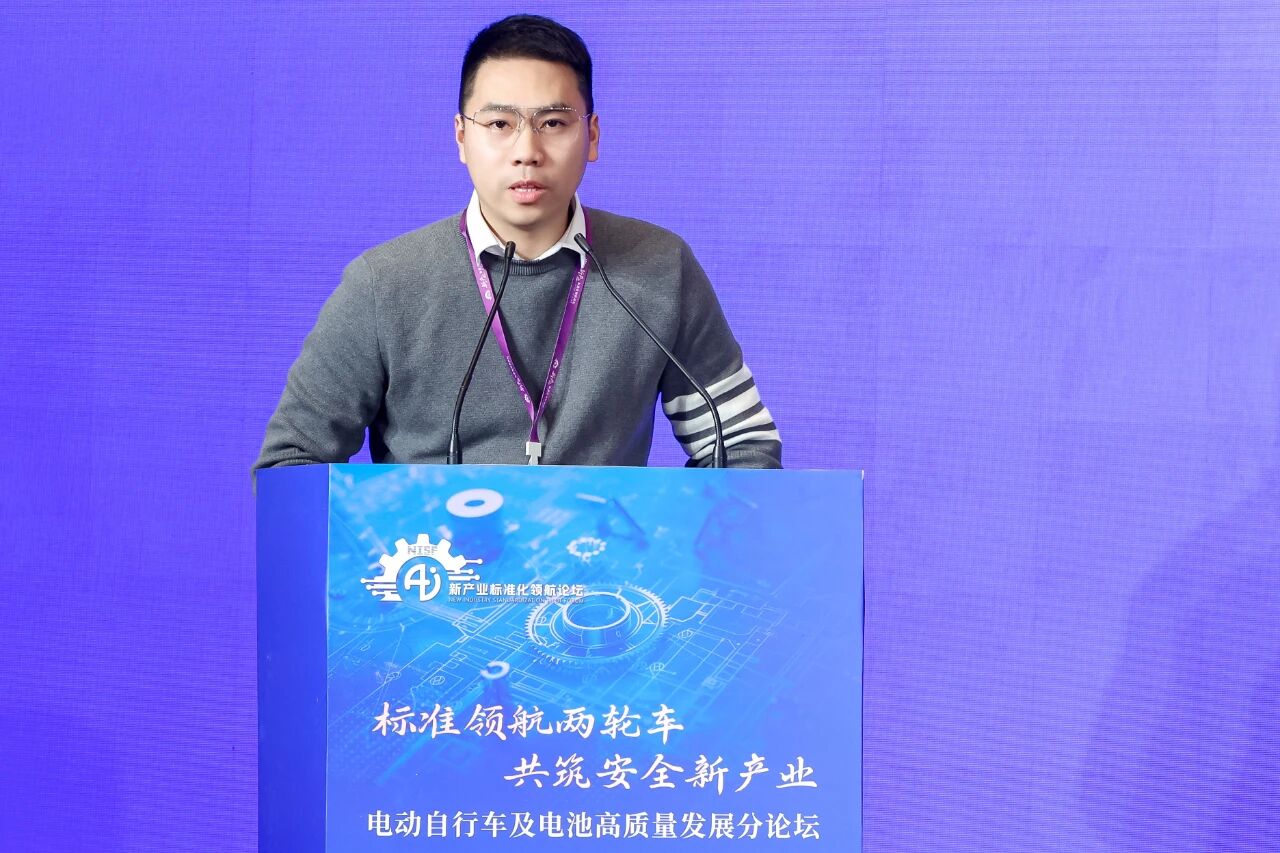 A man presenting at a conference with a blue podium, discussing store display solutions in Cambodia, emphasizing digital retail, e-commerce, and innovative store management.