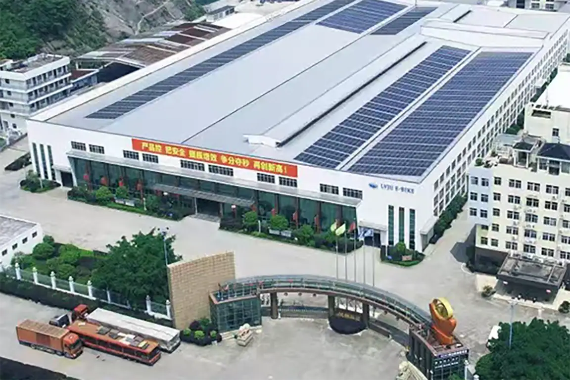 Industrial warehouse with extensive solar panel installation on the roof for renewable energy.